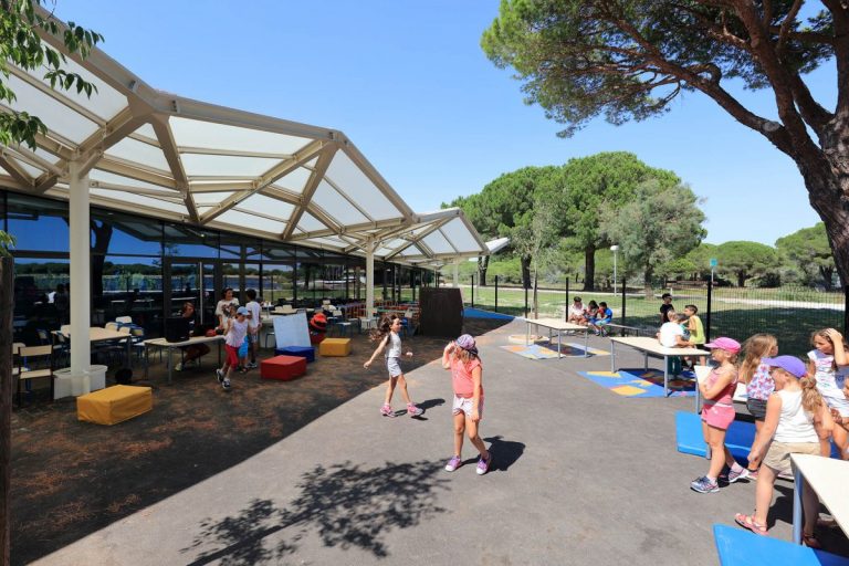 Vue cour récréation extérieur du centre de loisirs du Ponant