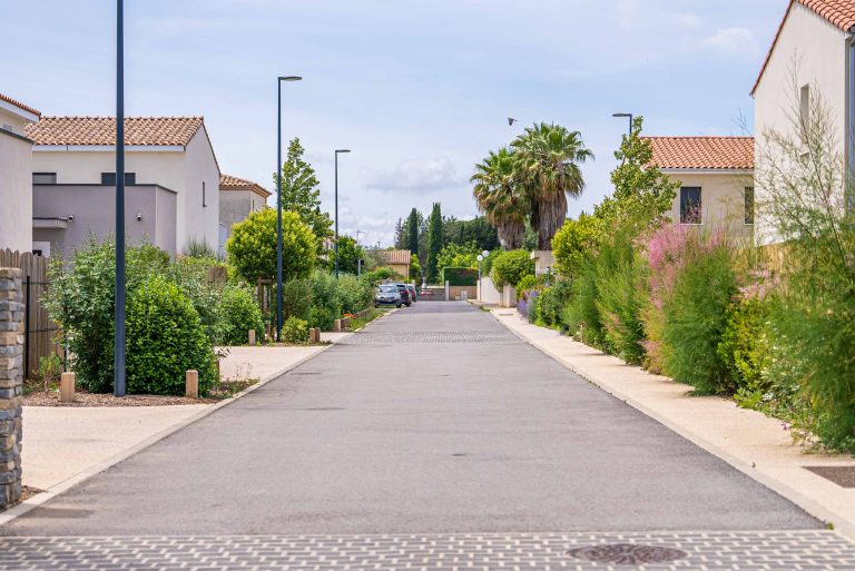 Vue rue au coeur du quartier Saint Agathe, Valergues