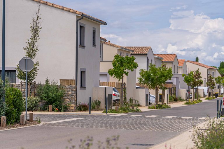 Vue rue au coeur du quartier Saint Agathe, Valergues