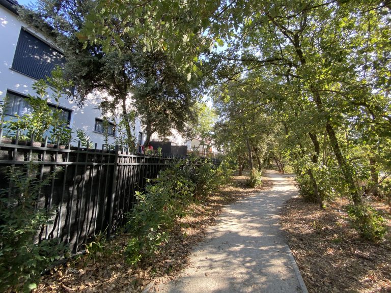 Allée au coeur du quartier les Châtaigniers à Saint Aunès